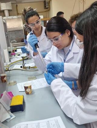 Amgen Biyoteknoloji Deneyimi Programı ile Türkiye’de Biyoteknoloji Eğitimi Güçleniyor: Sınıflar Laboratuvara Dönüşüyor