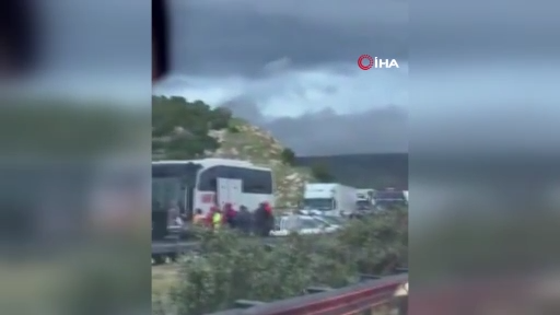 TAG Otoyolu’nda zincirleme trafik kazası: 1’i ağır 5 yaralı