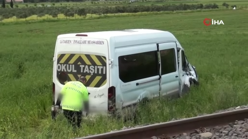Gaziantep’in İslahiye ilçesinde  öğrenci servisine tren çarptı: 13 öğrenci yaralandı