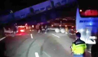 Facianın Eşiğinden Dönüldü! Gaziantep-Nizip Otoyolunda Yolcu Otobüsü TIR’a Çarptı