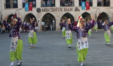 Halk Oyunlarına ev sahipliği yapıyoruz