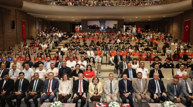 Okul sporlarında dereceye giren öğrenciler ödüllendirildi