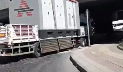 Gaziantep’te Yüklü TIR Köprüye Takıldı! Trafik Aksadı