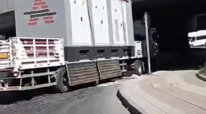 Gaziantep’te Yüklü TIR Köprüye Takıldı! Trafik Aksadı