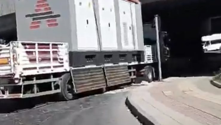 Gaziantep’te Yüklü TIR Köprüye Takıldı! Trafik Aksadı