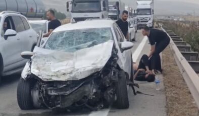 Gaziantep’te otomobil tıra ve bariyerlere çarptı: 3 yaralı