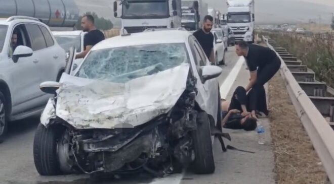 Gaziantep’te otomobil tıra ve bariyerlere çarptı: 3 yaralı