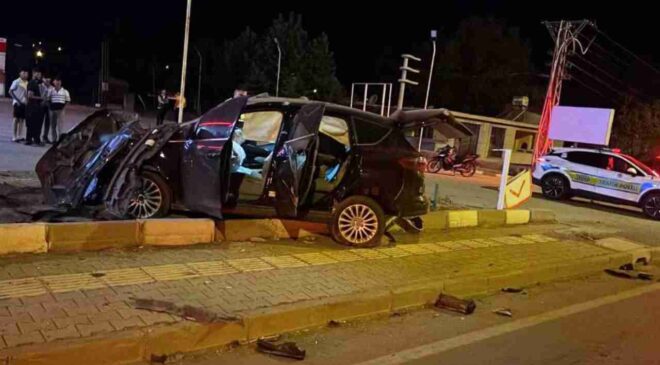 Gaziantep’te Feci Kaza: Kontrolden Çıkan Otomobil Karşı Şeride Geçti!