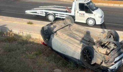 Gaziantep’te kontrolden çıkan otomobil kaldırıma uçarak ters döndü: 1 yaralı