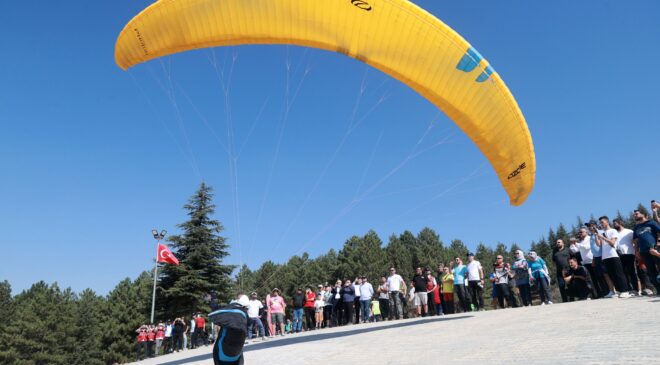 YALNIZ ARDIÇ’TA GÖKYÜZÜ RENKLENDİ, FESTİVALİNİN İLK GÜNÜ COŞKUYLA TAMAMLANDI