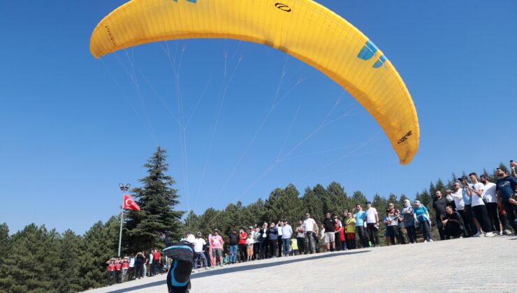 YALNIZ ARDIÇ’TA GÖKYÜZÜ RENKLENDİ, FESTİVALİNİN İLK GÜNÜ COŞKUYLA TAMAMLANDI