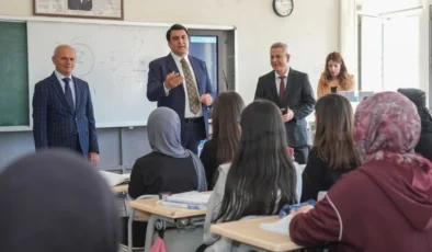 Üniversite öğrencilerine başkan eli