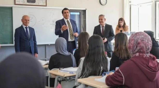 Üniversite öğrencilerine başkan eli