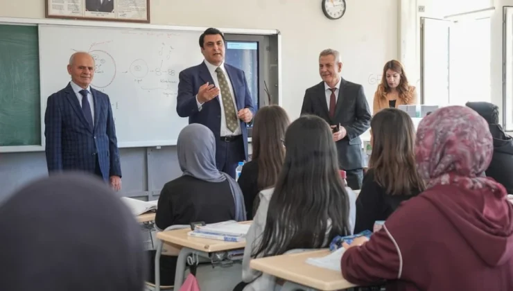 Üniversite öğrencilerine başkan eli