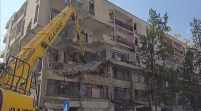 Gaziantep’te yarım asırlık bina yıkılıyor