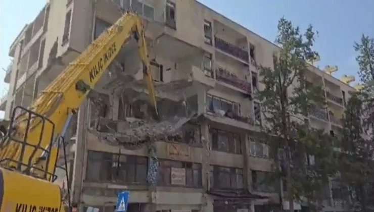 Gaziantep’te yarım asırlık bina yıkılıyor