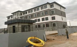 Deprem konutlarının yanı başına dev okul
