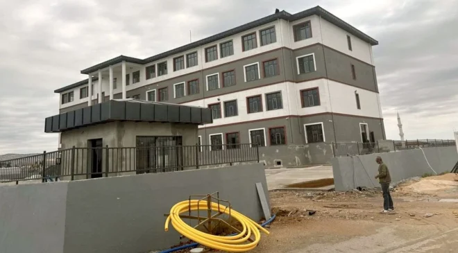 Deprem konutlarının yanı başına dev okul