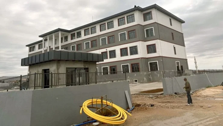 Deprem konutlarının yanı başına dev okul