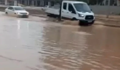 Sağanak yağış yolları göle çevirdi, kazalar peş peşe geldi