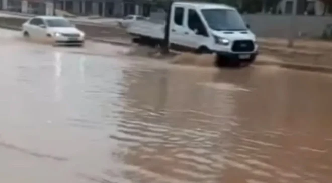 Sağanak yağış yolları göle çevirdi, kazalar peş peşe geldi